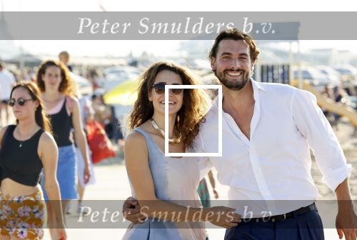 Scheveningen 15 september 2020
Thierry Baudet met zijn verloofde/vriendin Davide Heijmans op het strand bij Scheveningen.