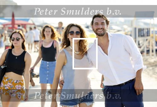 Scheveningen 15 september 2020
Thierry Baudet met zijn verloofde/vriendin Davide Heijmans op het strand bij Scheveningen.