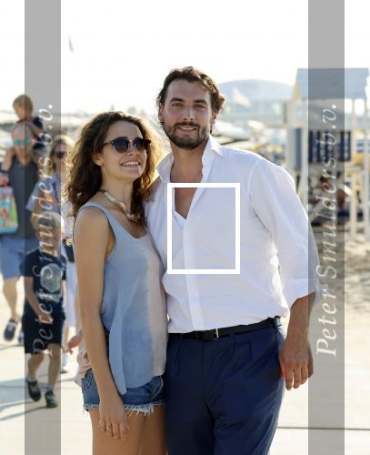 Scheveningen 15 september 2020
Thierry Baudet met zijn verloofde/vriendin Davide Heijmans op het strand bij Scheveningen.