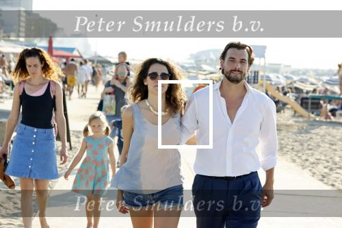 Scheveningen 15 september 2020
Thierry Baudet met zijn verloofde/vriendin Davide Heijmans op het strand bij Scheveningen.