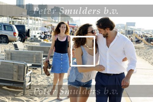 Scheveningen 15 september 2020
Thierry Baudet met zijn verloofde/vriendin Davide Heijmans op het strand bij Scheveningen.