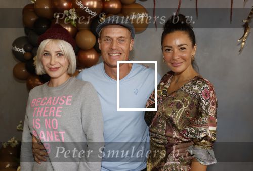 Amsterdam 14 september 2020
Presentatie frisdrank en reep van Fajah Lourens die bij alle jumbo supermarkten verkocht gaat worden .
Victoria Koblenko met Fajah en Winston Post
