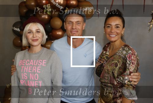 Amsterdam 14 september 2020
Presentatie frisdrank en reep van Fajah Lourens die bij alle jumbo supermarkten verkocht gaat worden .
Victoria Koblenko met Fajah en Winston Post