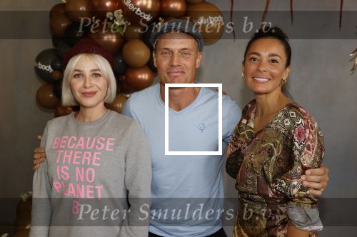 Amsterdam 14 september 2020
Presentatie frisdrank en reep van Fajah Lourens die bij alle jumbo supermarkten verkocht gaat worden .
Victoria Koblenko met Fajah en Winston Post