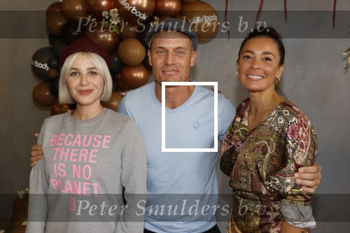 Amsterdam 14 september 2020
Presentatie frisdrank en reep van Fajah Lourens die bij alle jumbo supermarkten verkocht gaat worden .
Victoria Koblenko met Fajah en Winston Post