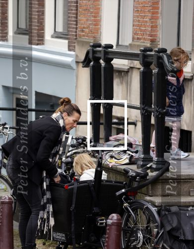 Amsterdam 29 augustus 2021
Art Rooijakkers en zijn ex Andrea Pleijte en hun dochters bij het huis van Art . Ze zijn met een boot gaan varen door de grachten van Amsterdam.