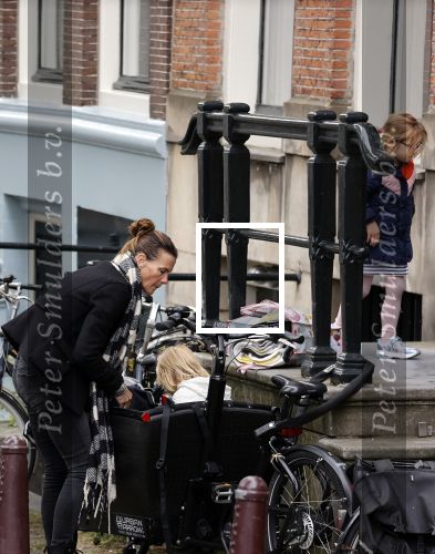 Amsterdam 29 augustus 2021
Art Rooijakkers en zijn ex Andrea Pleijte en hun dochters bij het huis van Art . Ze zijn met een boot gaan varen door de grachten van Amsterdam.