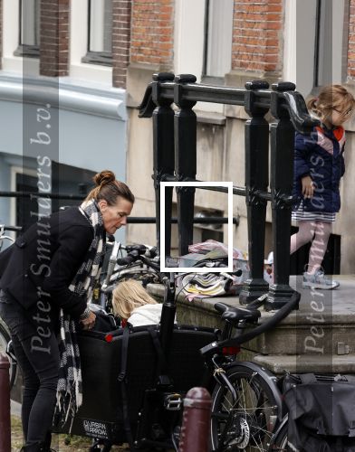 Amsterdam 29 augustus 2021
Art Rooijakkers en zijn ex Andrea Pleijte en hun dochters bij het huis van Art . Ze zijn met een boot gaan varen door de grachten van Amsterdam.