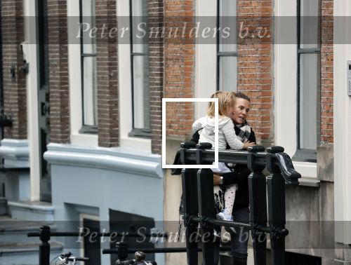 Amsterdam 29 augustus 2021
Art Rooijakkers en zijn ex Andrea Pleijte en hun dochters bij het huis van Art . Ze zijn met een boot gaan varen door de grachten van Amsterdam.