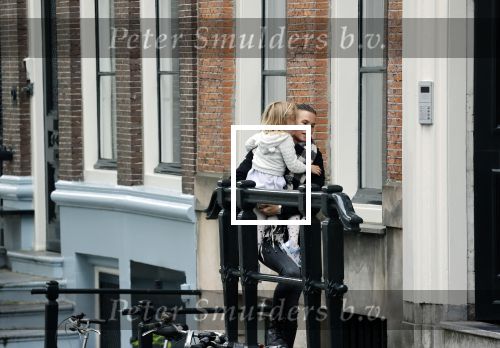 Amsterdam 29 augustus 2021
Art Rooijakkers en zijn ex Andrea Pleijte en hun dochters bij het huis van Art . Ze zijn met een boot gaan varen door de grachten van Amsterdam.