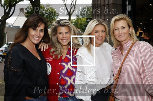 Hilversum 31 augustus 2021
Presentatie kledinglijn Lonneke Nooteboom in samenwerking met Shoeby. Anouk Smulders met Kirsten Schilder en Kim Kotter