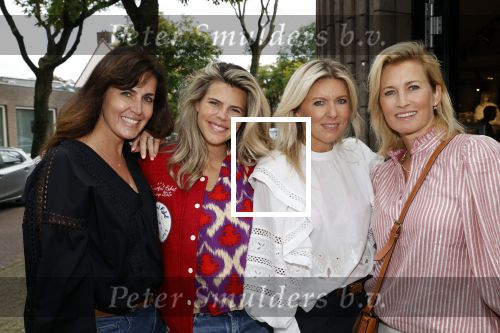 Hilversum 31 augustus 2021
Presentatie kledinglijn Lonneke Nooteboom in samenwerking met Shoeby. Anouk Smulders met Kirsten Schilder en Kim Kotter