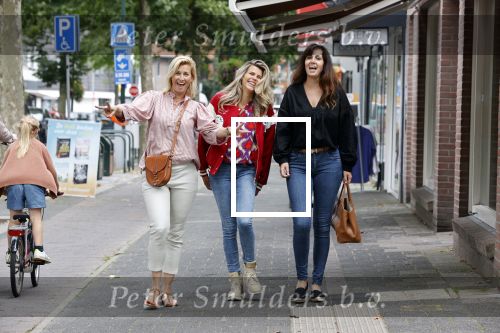 Hilversum 31 augustus 2021
Presentatie kledinglijn Lonneke Nooteboom in samenwerking met Shoeby. Anouk Smulders met Kirsten Schilder en Kim Kotter