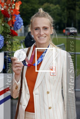 Den Haag 10 augustus 2021
De olympische sporters die een medaille hebben gewonnen op de olympische spelen van Tokyo worden geeerd door oa Mark Rutte en Minister Stef Blok. De huldiging vint plaats in het sportcentrum in het zuiderpark.
Aanwezig oa  Sifan Hassan Harrie Lavreysen  Kiran Badloe Annemiek v d Vleuten Niek Kimmann Shanne Braspennincx Abdi Nageeye Jeffrey Hoogland Gabriella Schloesser Steve Wijler Arno Kamminga Sharon v Rouwendaal Tom Dumoulin Anouk Vetter Femke Bol Nouchka Fontijn Merel Smulders Sanne v Dijke Maikel v d Vleuten Kirsten Wild Annemiek Bekkering Annette Duetz Emma Oosterwegel Marit Bouwmeester Anna v d Breggen Roy v d Berg , heren 4 roeien , dames 2 roeien, heren 4x 400m  en het nederlands dames hockeyteam .Ook chef de Mission Pieter v d Hoogenband is er natuurlijk bij .