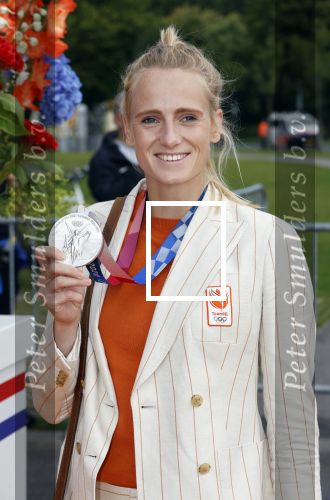 Den Haag 10 augustus 2021
De olympische sporters die een medaille hebben gewonnen op de olympische spelen van Tokyo worden geeerd door oa Mark Rutte en Minister Stef Blok. De huldiging vint plaats in het sportcentrum in het zuiderpark.
Aanwezig oa  Sifan Hassan Harrie Lavreysen  Kiran Badloe Annemiek v d Vleuten Niek Kimmann Shanne Braspennincx Abdi Nageeye Jeffrey Hoogland Gabriella Schloesser Steve Wijler Arno Kamminga Sharon v Rouwendaal Tom Dumoulin Anouk Vetter Femke Bol Nouchka Fontijn Merel Smulders Sanne v Dijke Maikel v d Vleuten Kirsten Wild Annemiek Bekkering Annette Duetz Emma Oosterwegel Marit Bouwmeester Anna v d Breggen Roy v d Berg , heren 4 roeien , dames 2 roeien, heren 4x 400m  en het nederlands dames hockeyteam .Ook chef de Mission Pieter v d Hoogenband is er natuurlijk bij .