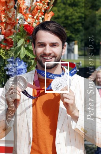 Den Haag 10 augustus 2021
De olympische sporters die een medaille hebben gewonnen op de olympische spelen van Tokyo worden geeerd door oa Mark Rutte en Minister Stef Blok. De huldiging vint plaats in het sportcentrum in het zuiderpark.
Aanwezig oa  Sifan Hassan Harrie Lavreysen  Kiran Badloe Annemiek v d Vleuten Niek Kimmann Shanne Braspennincx Abdi Nageeye Jeffrey Hoogland Gabriella Schloesser Steve Wijler Arno Kamminga Sharon v Rouwendaal Tom Dumoulin Anouk Vetter Femke Bol Nouchka Fontijn Merel Smulders Sanne v Dijke Maikel v d Vleuten Kirsten Wild Annemiek Bekkering Annette Duetz Emma Oosterwegel Marit Bouwmeester Anna v d Breggen Roy v d Berg , heren 4 roeien , dames 2 roeien, heren 4x 400m  en het nederlands dames hockeyteam .Ook chef de Mission Pieter v d Hoogenband is er natuurlijk bij .