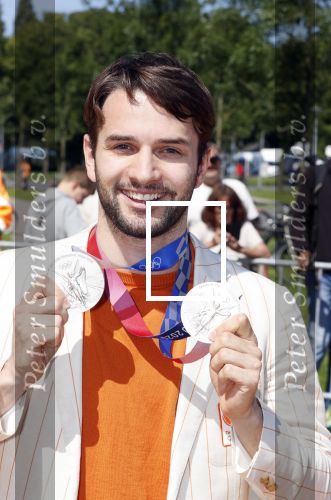 Den Haag 10 augustus 2021
De olympische sporters die een medaille hebben gewonnen op de olympische spelen van Tokyo worden geeerd door oa Mark Rutte en Minister Stef Blok. De huldiging vint plaats in het sportcentrum in het zuiderpark.
Aanwezig oa  Sifan Hassan Harrie Lavreysen  Kiran Badloe Annemiek v d Vleuten Niek Kimmann Shanne Braspennincx Abdi Nageeye Jeffrey Hoogland Gabriella Schloesser Steve Wijler Arno Kamminga Sharon v Rouwendaal Tom Dumoulin Anouk Vetter Femke Bol Nouchka Fontijn Merel Smulders Sanne v Dijke Maikel v d Vleuten Kirsten Wild Annemiek Bekkering Annette Duetz Emma Oosterwegel Marit Bouwmeester Anna v d Breggen Roy v d Berg , heren 4 roeien , dames 2 roeien, heren 4x 400m  en het nederlands dames hockeyteam .Ook chef de Mission Pieter v d Hoogenband is er natuurlijk bij .