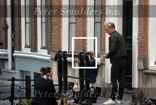 Amsterdam 29 augustus 2021
Art Rooijakkers en zijn ex Andrea Pleijte en hun dochters bij het huis van Art . Ze zijn met een boot gaan varen door de grachten van Amsterdam.