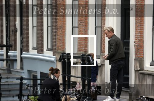 Amsterdam 29 augustus 2021
Art Rooijakkers en zijn ex Andrea Pleijte en hun dochters bij het huis van Art . Ze zijn met een boot gaan varen door de grachten van Amsterdam.