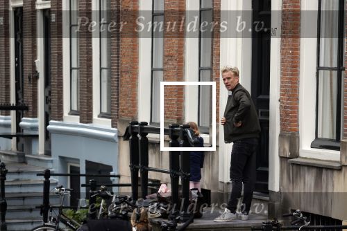 Amsterdam 29 augustus 2021
Art Rooijakkers en zijn ex Andrea Pleijte en hun dochters bij het huis van Art . Ze zijn met een boot gaan varen door de grachten van Amsterdam.