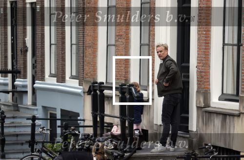 Amsterdam 29 augustus 2021
Art Rooijakkers en zijn ex Andrea Pleijte en hun dochters bij het huis van Art . Ze zijn met een boot gaan varen door de grachten van Amsterdam.