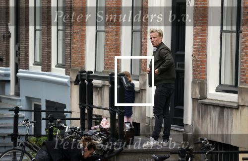Amsterdam 29 augustus 2021
Art Rooijakkers en zijn ex Andrea Pleijte en hun dochters bij het huis van Art . Ze zijn met een boot gaan varen door de grachten van Amsterdam.
