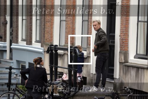 Amsterdam 29 augustus 2021
Art Rooijakkers en zijn ex Andrea Pleijte en hun dochters bij het huis van Art . Ze zijn met een boot gaan varen door de grachten van Amsterdam.