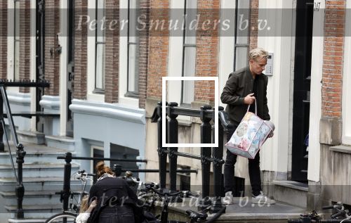 Amsterdam 29 augustus 2021
Art Rooijakkers en zijn ex Andrea Pleijte en hun dochters bij het huis van Art . Ze zijn met een boot gaan varen door de grachten van Amsterdam.