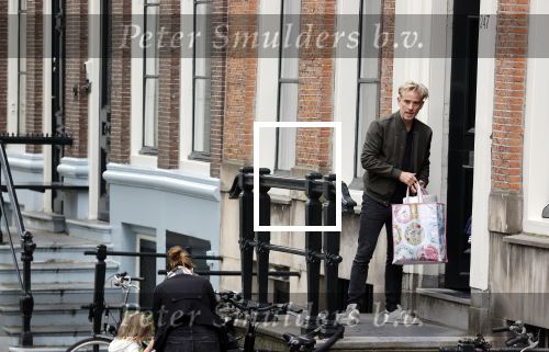 Amsterdam 29 augustus 2021
Art Rooijakkers en zijn ex Andrea Pleijte en hun dochters bij het huis van Art . Ze zijn met een boot gaan varen door de grachten van Amsterdam.