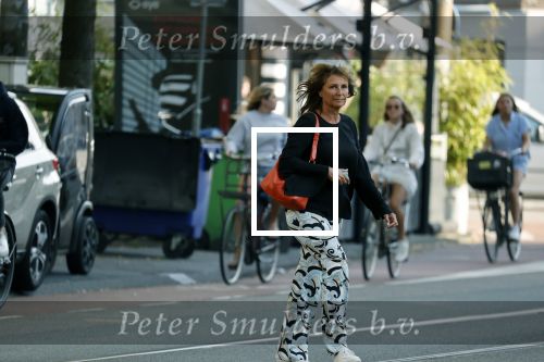 Amsterdam 24 augustus 2021
Astrid Joosten aan het winkelen in Amsterdam zuid.