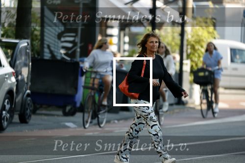 Amsterdam 24 augustus 2021
Astrid Joosten aan het winkelen in Amsterdam zuid.