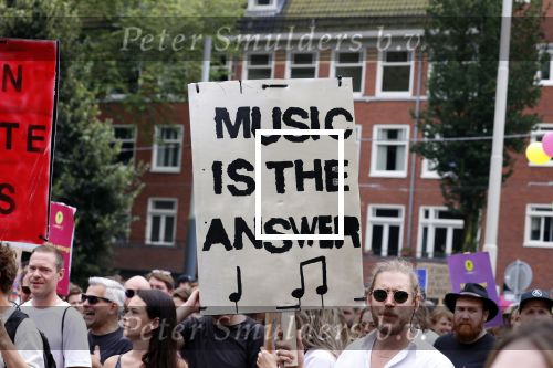 Amsterdam 21 augustus 2021
Demonstratie Mute us in amsterdam . Er zijn meerdere djs aanwezig zoals Sunnery James Ryan Marciano Ronald Molendijk Fred v Leer Sidney Brandeis en Menno Kohler.