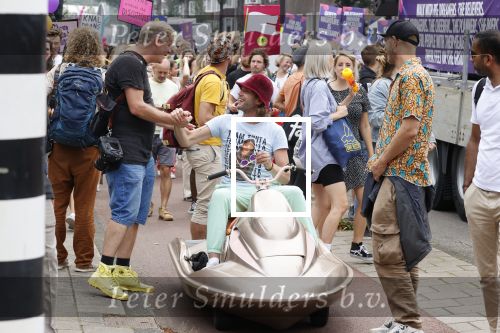 Amsterdam 21 augustus 2021
Demonstratie Mute us in amsterdam . Er zijn meerdere djs aanwezig zoals Sunnery James Ryan Marciano Ronald Molendijk Fred v Leer Sidney Brandeis en Menno Kohler.