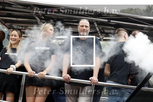 Amsterdam 21 augustus 2021
Demonstratie Mute us in amsterdam . Er zijn meerdere djs aanwezig zoals Sunnery James Ryan Marciano Ronald Molendijk Fred v Leer Sidney Brandeis en Menno Kohler.