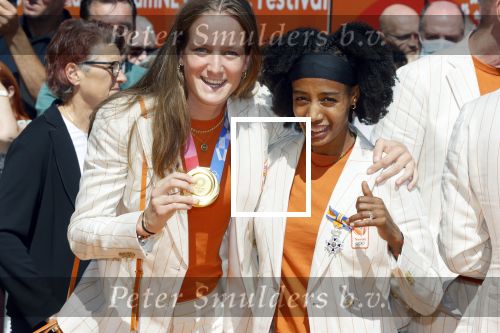 Den Haag 10 augustus 2021
De olympische sporters die een medaille hebben gewonnen op de olympische spelen van Tokyo worden geeerd door oa Mark Rutte en Minister Stef Blok. De huldiging vint plaats in het sportcentrum in het zuiderpark.
Aanwezig oa  Sifan Hassan Harrie Lavreysen  Kiran Badloe Annemiek v d Vleuten Niek Kimmann Shanne Braspennincx Abdi Nageeye Jeffrey Hoogland Gabriella Schloesser Steve Wijler Arno Kamminga Sharon v Rouwendaal Tom Dumoulin Anouk Vetter Femke Bol Nouchka Fontijn Merel Smulders Sanne v Dijke Maikel v d Vleuten Kirsten Wild Annemiek Bekkering Annette Duetz Emma Oosterwegel Marit Bouwmeester Anna v d Breggen Roy v d Berg , heren 4 roeien , dames 2 roeien, heren 4x 400m  en het nederlands dames hockeyteam .Ook chef de Mission Pieter v d Hoogenband is er natuurlijk bij .  Felice Albers