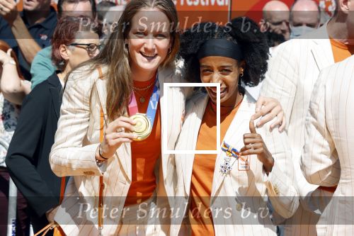 Den Haag 10 augustus 2021
De olympische sporters die een medaille hebben gewonnen op de olympische spelen van Tokyo worden geeerd door oa Mark Rutte en Minister Stef Blok. De huldiging vint plaats in het sportcentrum in het zuiderpark.
Aanwezig oa  Sifan Hassan Harrie Lavreysen  Kiran Badloe Annemiek v d Vleuten Niek Kimmann Shanne Braspennincx Abdi Nageeye Jeffrey Hoogland Gabriella Schloesser Steve Wijler Arno Kamminga Sharon v Rouwendaal Tom Dumoulin Anouk Vetter Femke Bol Nouchka Fontijn Merel Smulders Sanne v Dijke Maikel v d Vleuten Kirsten Wild Annemiek Bekkering Annette Duetz Emma Oosterwegel Marit Bouwmeester Anna v d Breggen Roy v d Berg , heren 4 roeien , dames 2 roeien, heren 4x 400m  en het nederlands dames hockeyteam .Ook chef de Mission Pieter v d Hoogenband is er natuurlijk bij .  Felice Albers