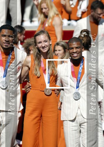 Den Haag 10 augustus 2021
Koning Willem Alexander en Koningin Maxima ontvangen op paleis noordeinde alle medaillewinnaars van de Olympische spelen in Tokyo. oa Sifan Hassan Harrie Lavreysen  Kiran Badloe Annemiek v d Vleuten Niek Kimmann Shanne Braspennincx Abdi Nageeye Jeffrey Hoogland Gabriella Schloesser Steve Wijler Arno Kamminga Sharon v Rouwendaal Tom Dumoulin Anouk Vetter Femke Bol Nouchka Fontijn Merel Smulders Sanne v Dijke Maikel v d Vleuten Kirsten Wild Annemiek Bekkering Annette Duetz Emma Oosterwegel Marit Bouwmeester Anna v d Breggen Roy v d Berg , heren 4 roeien , dames 2 roeien, heren 4x 400m  en het nederlands dames hockeyteam .Ook chef de Mission Pieter v d Hoogenband is er natuurlijk bij .