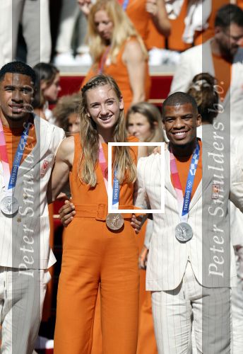 Den Haag 10 augustus 2021
Koning Willem Alexander en Koningin Maxima ontvangen op paleis noordeinde alle medaillewinnaars van de Olympische spelen in Tokyo. oa Sifan Hassan Harrie Lavreysen  Kiran Badloe Annemiek v d Vleuten Niek Kimmann Shanne Braspennincx Abdi Nageeye Jeffrey Hoogland Gabriella Schloesser Steve Wijler Arno Kamminga Sharon v Rouwendaal Tom Dumoulin Anouk Vetter Femke Bol Nouchka Fontijn Merel Smulders Sanne v Dijke Maikel v d Vleuten Kirsten Wild Annemiek Bekkering Annette Duetz Emma Oosterwegel Marit Bouwmeester Anna v d Breggen Roy v d Berg , heren 4 roeien , dames 2 roeien, heren 4x 400m  en het nederlands dames hockeyteam .Ook chef de Mission Pieter v d Hoogenband is er natuurlijk bij .