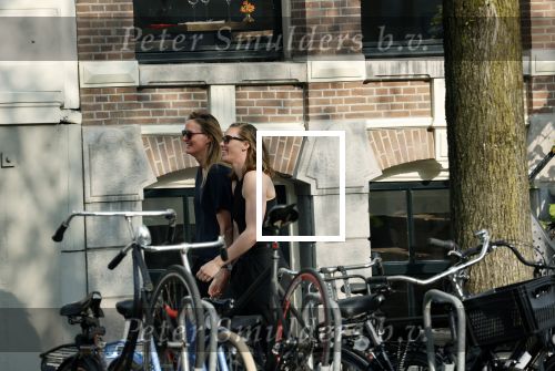 Amsterdam 11 augustus 2021
Femnke Heemskerk en Maartje Wortel verliefd op straat in Amsterdam centrum. Ze sliepen in het Ambassade Hotel.