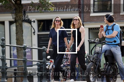 Amsterdam 11 augustus 2021
Femnke Heemskerk en Maartje Wortel verliefd op straat in Amsterdam centrum. Ze sliepen in het Ambassade Hotel.