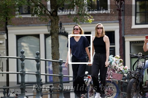 Amsterdam 11 augustus 2021
Femnke Heemskerk en Maartje Wortel verliefd op straat in Amsterdam centrum. Ze sliepen in het Ambassade Hotel.