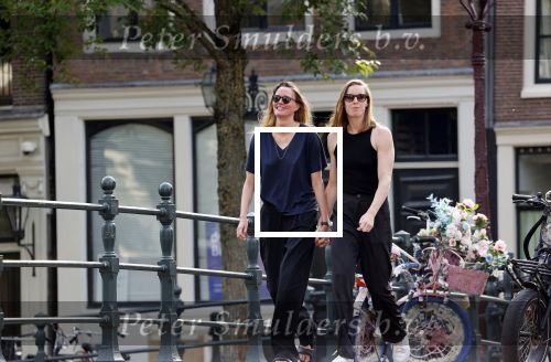 Amsterdam 11 augustus 2021
Femnke Heemskerk en Maartje Wortel verliefd op straat in Amsterdam centrum. Ze sliepen in het Ambassade Hotel.