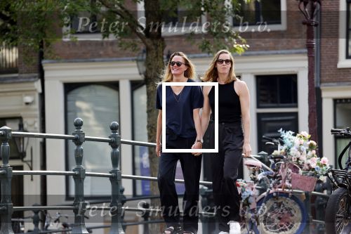 Amsterdam 11 augustus 2021
Femnke Heemskerk en Maartje Wortel verliefd op straat in Amsterdam centrum. Ze sliepen in het Ambassade Hotel.