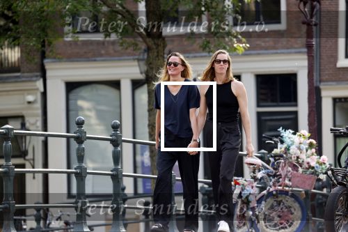 Amsterdam 11 augustus 2021
Femnke Heemskerk en Maartje Wortel verliefd op straat in Amsterdam centrum. Ze sliepen in het Ambassade Hotel.
