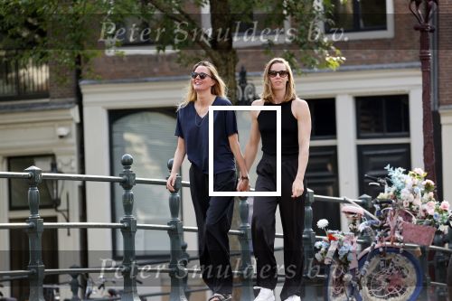 Amsterdam 11 augustus 2021
Femnke Heemskerk en Maartje Wortel verliefd op straat in Amsterdam centrum. Ze sliepen in het Ambassade Hotel.