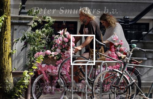 Amsterdam 14 augustus 2021
Man met roze fiets vol met bloemen