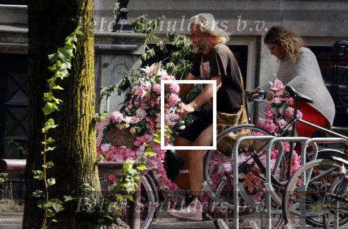 Amsterdam 14 augustus 2021
Man met roze fiets vol met bloemen