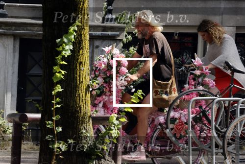Amsterdam 14 augustus 2021
Man met roze fiets vol met bloemen