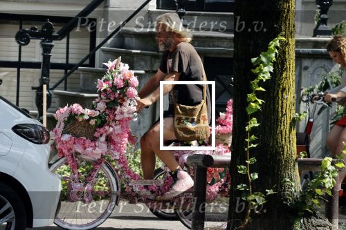 Amsterdam 14 augustus 2021
Man met roze fiets vol met bloemen