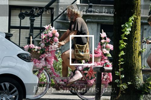 Amsterdam 14 augustus 2021
Man met roze fiets vol met bloemen